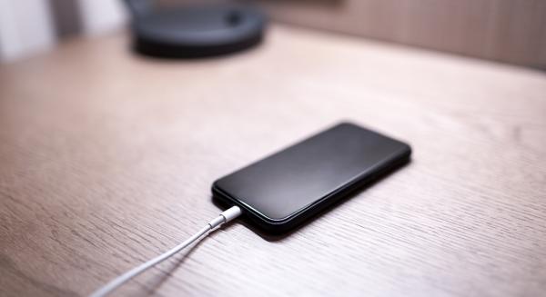 手機(jī)整夜充電可行嗎？有啥注意事項(xiàng)？這幾點(diǎn)要掌握